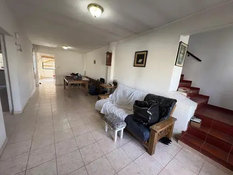 Casa cuatro ambientes, estilo americana, en venta. Castelar.