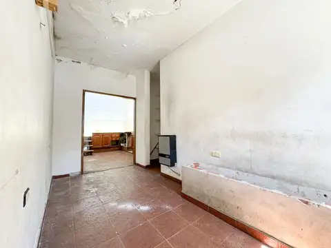LOTE EN ESQUINA CON CASA A REFACCIONAR CON GARAGE, PATIO Y TERRAZA, LA PERLA