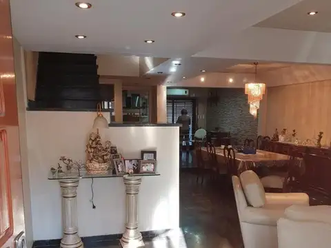Casa 7 ambientes con 5 baños