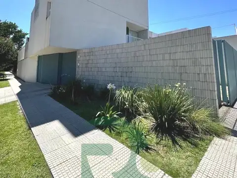 PH 4amb.Patio c/parrilla/cochera.Ituzaingo