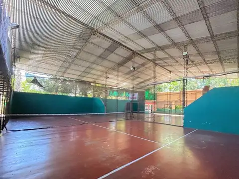 Canchas de padel con gran tinglado