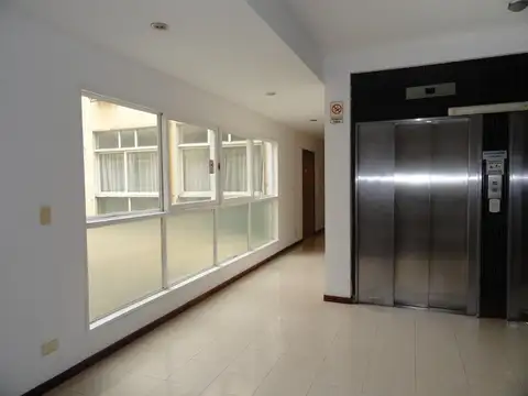 Excelente Oficina en Edificio sobre Galerìa Comercial