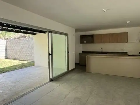 Casa 2 ambientes con 1 baño