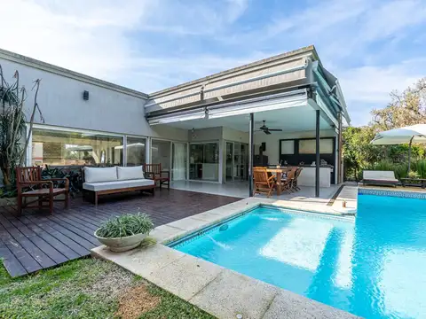 Casa en Venta con 2 cocheras