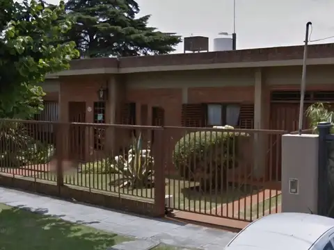 VENTA CASA 4 AMBIENTES CON JARDIN Y COCHERA CASTELAR
