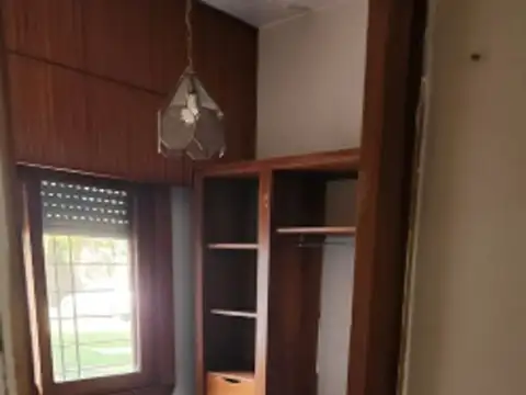 VENTA CASA 4 AMBIENTES CON JARDIN Y COCHERA CASTELAR