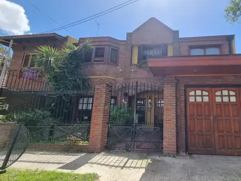 Chalet de 4 dormitorios en Barrio Parque Calchaqui