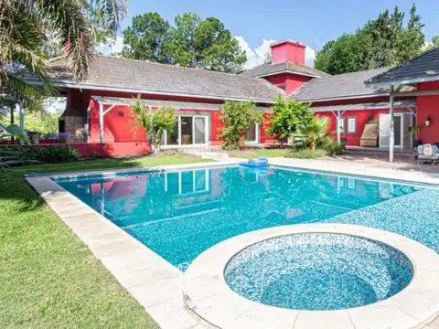 Casa en una planta en venta en pilar, con cochera cubierta para autos de colección 