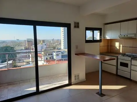 SEMIPISO . 2 AMBIENTES . FRENTE . BALCÓN . COCHERA