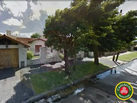 Venta - Casa - Parque - Piscina - 5 dormitorios - 3 baños - Quincho - Ideal ubicación en Turdera  