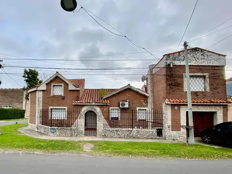 Venta casa de dos dormitorios con cochera y patio, barrio Alberdi