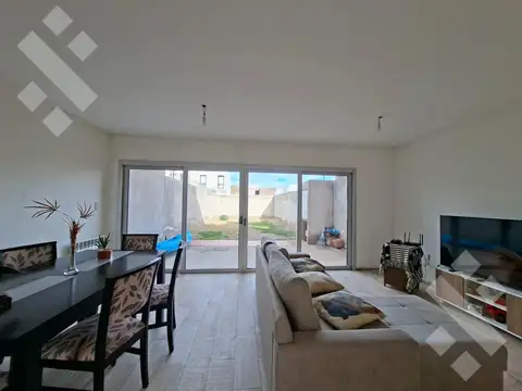Venta duplex 2 dormitorios Bº Tierra Mansa, Centenario