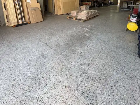 Galpón de 300 mts con techo de losa, playa de maniobra y entrada para camión