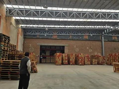 Galpon de 2120 m2 cubiertos en galponera con seguridad