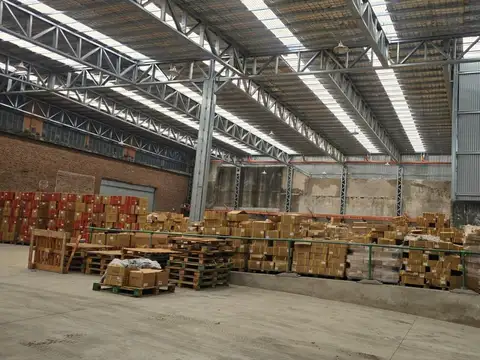 Galpon de 2120 m2 cubiertos en galponera con seguridad