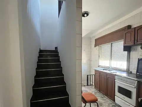 DEPARTAMENTO, TRES LOCALES Y GALPON A LA VENTA