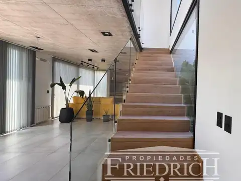 Casa 4 ambientes con 4 baños