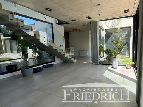 Casa en Venta con 2 cocheras