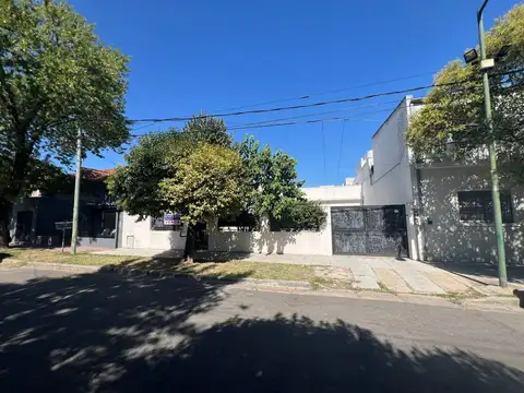 CASA EN MUY BUENA UBICACION Y AMBIENTES AMPLIOS