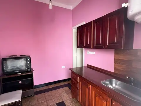 CASA EN MUY BUENA UBICACION Y AMBIENTES AMPLIOS