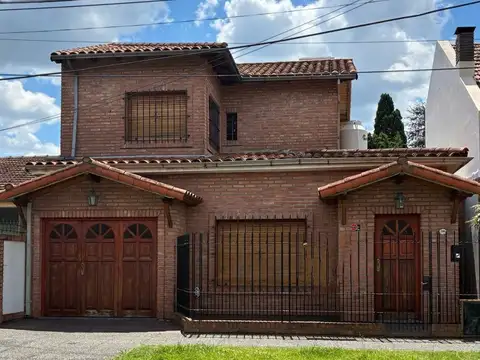 CASA APTA CRED. 3 DORM PARRILLA JARDIN HURLINGHAM