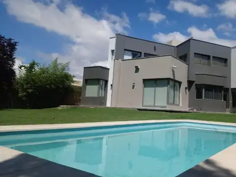 CASA EN COUNTRY VISTALBA CON QUINCHO Y PISCINA