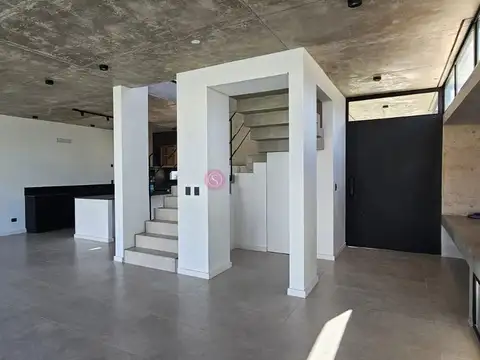 Casa 6 ambientes con 5 baños