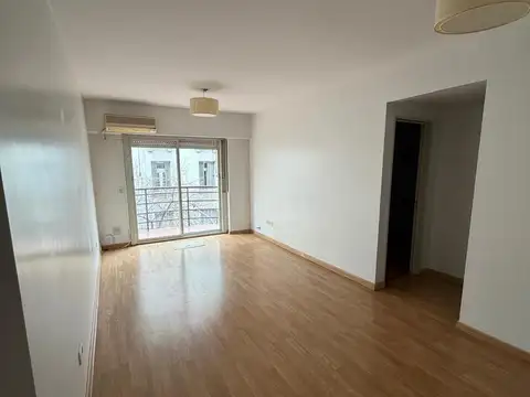 Departamento 2 ambientes, muy amplio al frente con balcon impecable