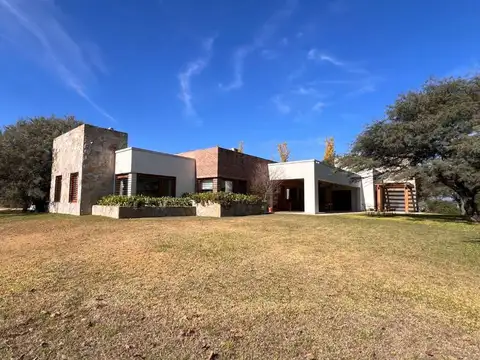 Casa 14 ambientes con 3 baños