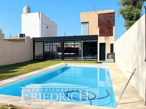 Casa en Venta con 2 cocheras