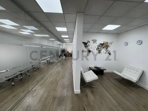 Galpón con oficinas y locales en venta en La Plata