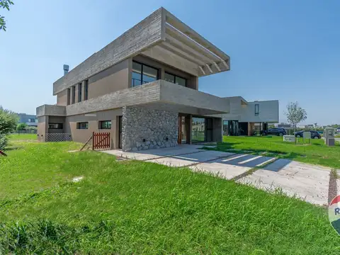 Casa 4 ambientes con 3 baños