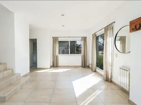 Casa en Alquiler con 2 cocheras