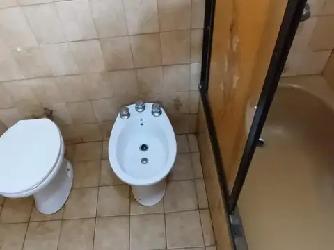 OPORTUNIDAD VENTA CASA DE 3 AMBIENTES CASTELAR, ACEPTA PERMU