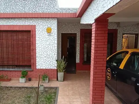 OPORTUNIDAD VENTA CASA DE 3 AMBIENTES CASTELAR, ACEPTA PERMU