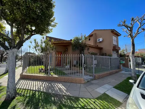 EN VENTA EN CIUDAD JARDIN CHALET DE 4 AMBIENTES CON JARDIN AL FRENTE - FICHA 9619