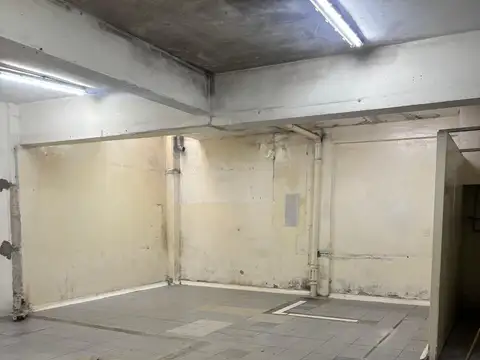GALPON PLANTA BAJA DE 150 M2 CUB Y CUENTA CON UN SOTANO DEL MISMO METRAJE CON TECHOS BIEN ALTOS IDEAL CONFECCIONISTA 5 CUADRAS COMERCIAL AVELLANEDA