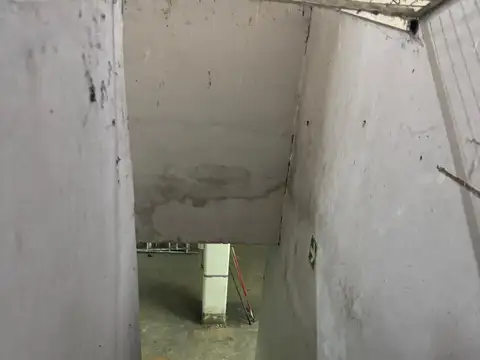 GALPON PLANTA BAJA DE 150 M2 CUB Y CUENTA CON UN SOTANO DEL MISMO METRAJE CON TECHOS BIEN ALTOS IDEAL CONFECCIONISTA 5 CUADRAS COMERCIAL AVELLANEDA