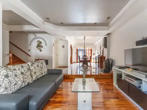 CASA 5 AMBIENTES CON JARDÍN, PILETA Y COCHERA