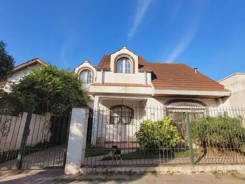 Casa en venta a refaccionar en  Bella Vista
