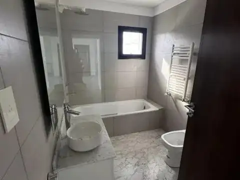 Casa 4 ambientes con 4 baños