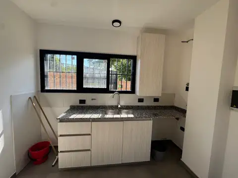 Casa 4 ambientes con 2 baños