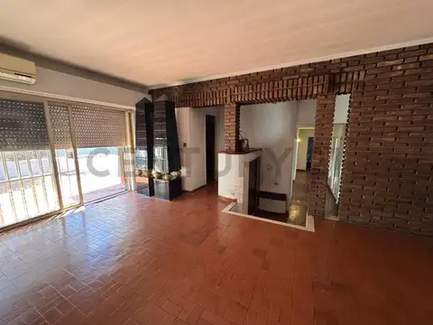 CASA EN VENTA 4 AMBIENTES ZONA RESIDENCIAL CON COCHERA Y PARRILLA