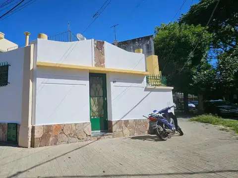 VENTA - CASA CON COCHERA - 2 DORMITORIOS - SAN NICOLAS 500 - LUIS AGOTE
