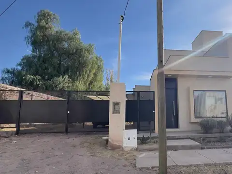 Casa 4 ambientes con 2 baños