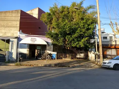 CASA CON 3 DORMITORIOS-2 COCINAS-2 BAÑOS INST. PATIO.COCHERA- TERRAZA CON HABITACIÓN + LOCAL