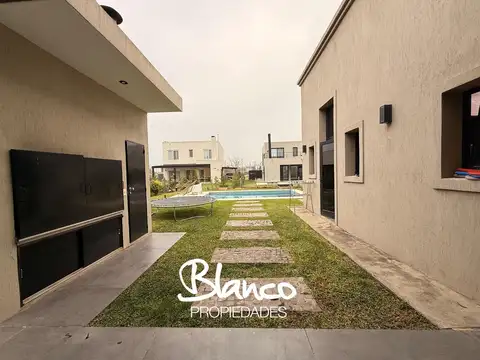 Casa en Alquiler con 1 cochera