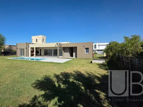 Casa en Venta con 4 cocheras