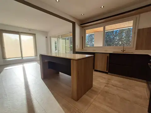 Casa en Alquiler con 5 cocheras