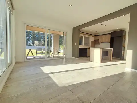 Casa 6 ambientes con 3 baños